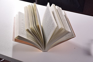 書香圣誕，紅意暖心——紅色創意書店圣誕借勢海報